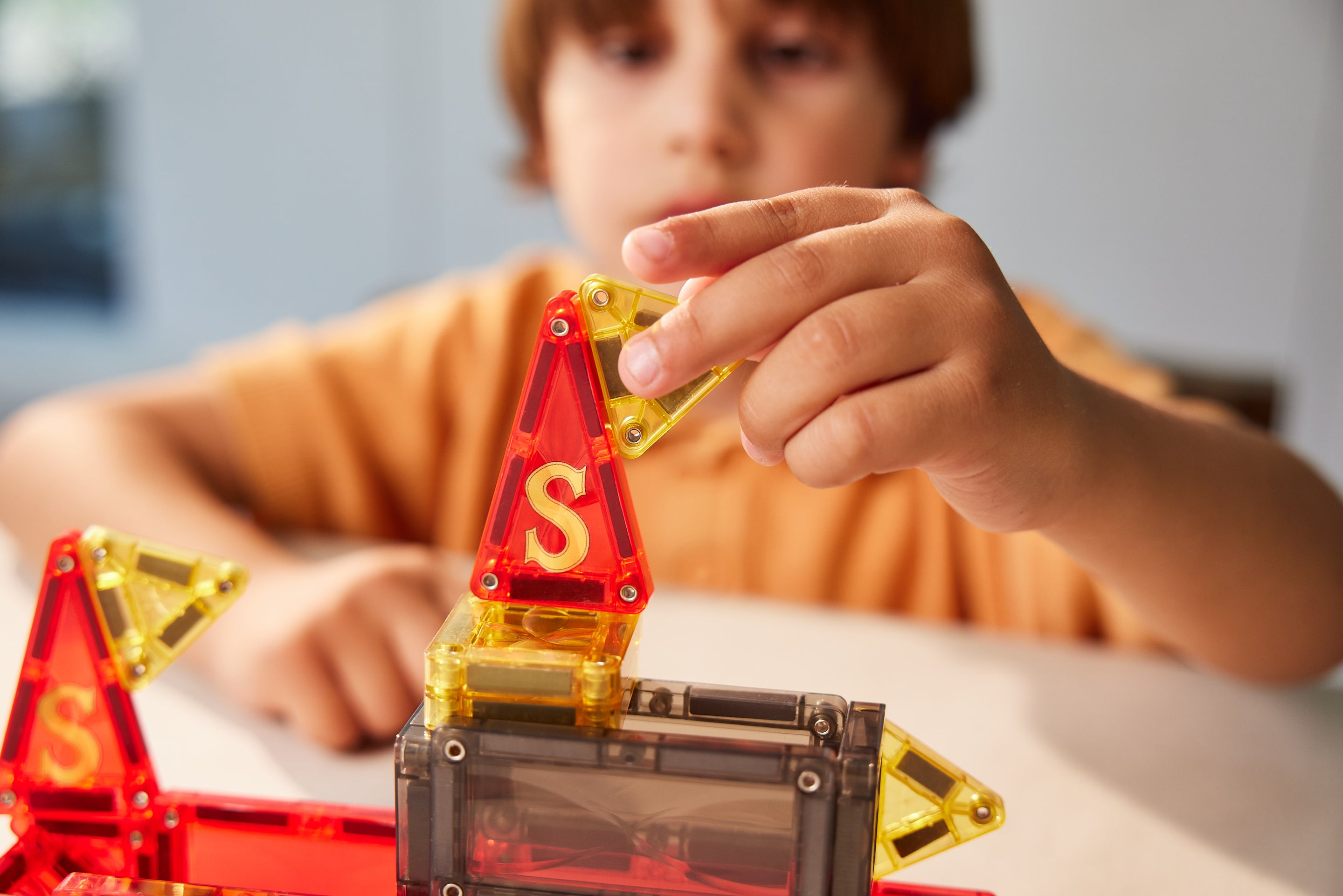 Cleverclixx Mini Tiles Sinterklaas met 30 magnetische tegels in Sinterklaaskleuren, De Gele Flamingo