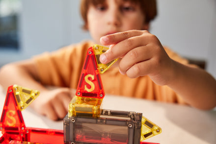 Cleverclixx Mini Tiles Sinterklaas met bedrukte tegels van Sinterklaas, zijn paard en een cadeautje, De Gele Flamingo