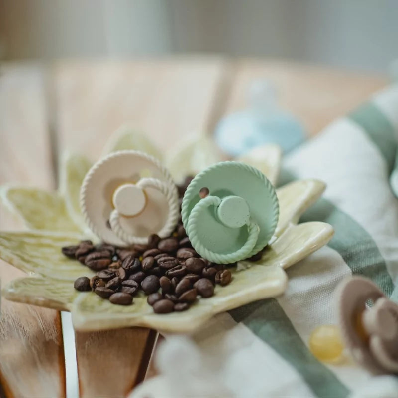 Kleine FRIGG Mini Mocha speen in Rose Latte van natuurlijk rubber, Deens design, in het aanbod van De Gele Flamingo