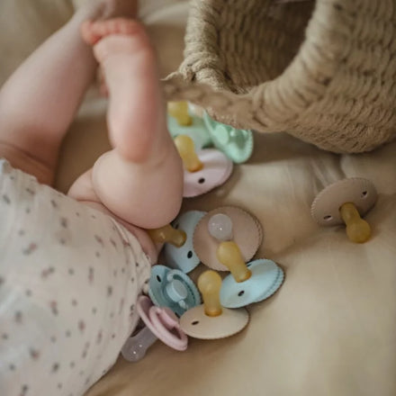 Deense FRIGG fopspeen Rose Latte maat 2 met schildje van polypropyleen, latex speen van 30 mm bij De Gele Flamingo