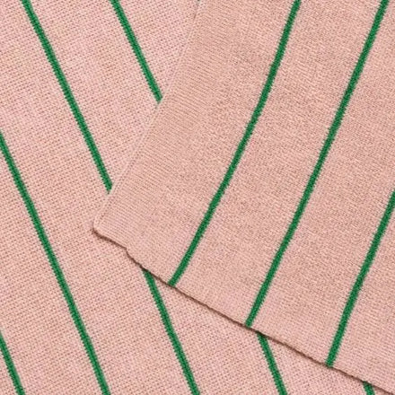 Gebreide structuur van de Hvid Harry deken Powder Grass, ademende merinowol uit België, De Gele Flamingo