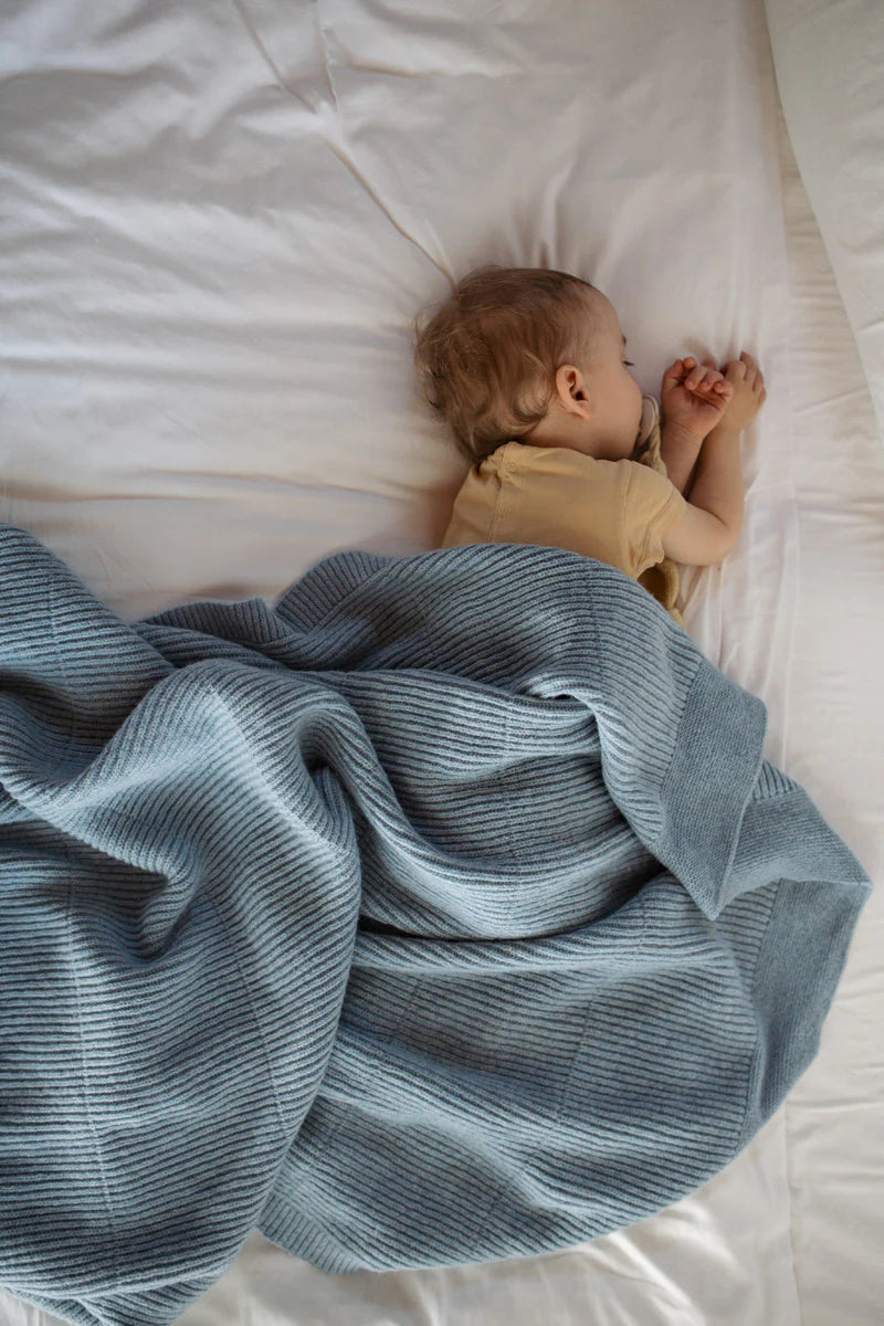 Hvid Deken Ivy Light Blue op witte achtergrond