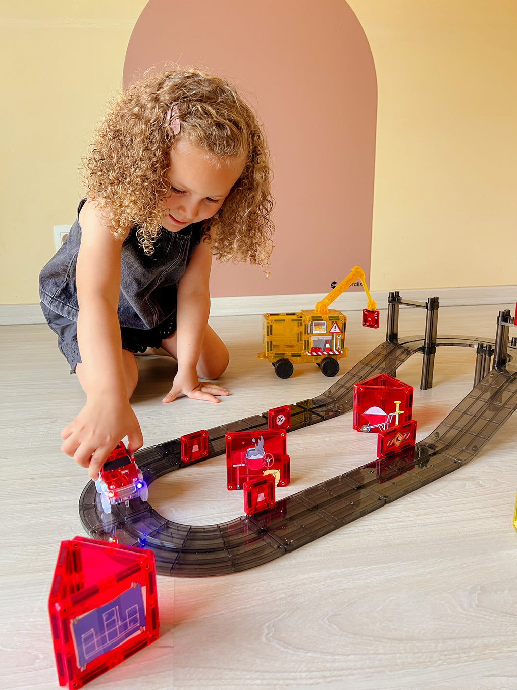 Rijdende auto op de race track van de Cleverclixx Construction Builder Pack