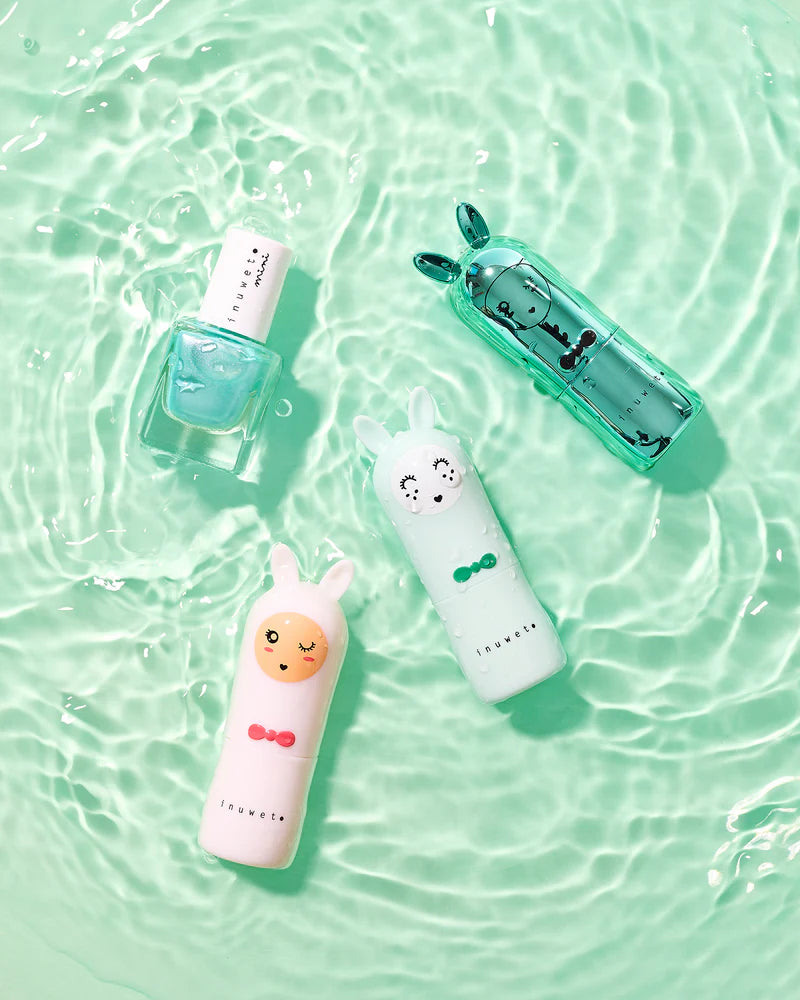 Inuwet Duo Kids Aqua, detailbeeld van de lippenbalsem en het flesje kindernagellak
