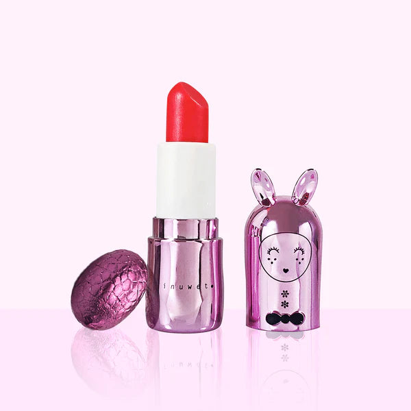 Inuwet lippenstift Metal Rose Clair N21, sfeerbeeld van de vegan make-uplijn van Inuwet