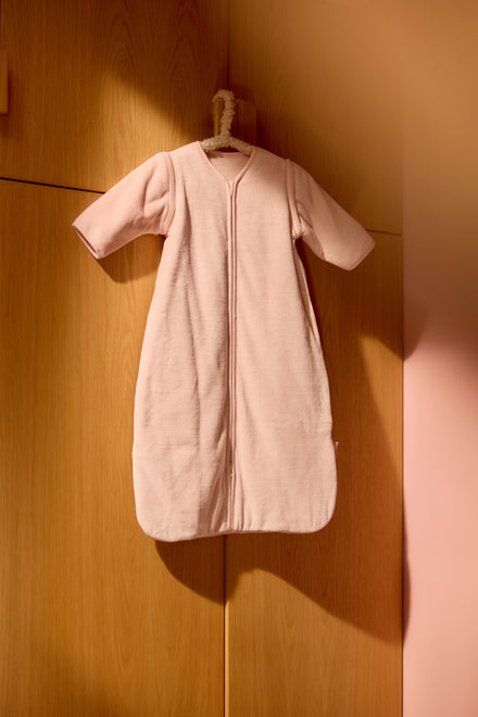 Sfeerbeeld van de Jollein Velvet Slaapzak 90 cm Silk Rose, babyslaapzak van De Gele Flamingo.
