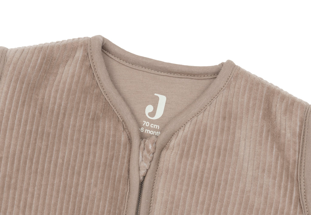 Jollein babyslaapzak Milky Coffee 70 cm van dichtbij, buitenkant van ribstof met katoenen voering, De Gele Flamingo