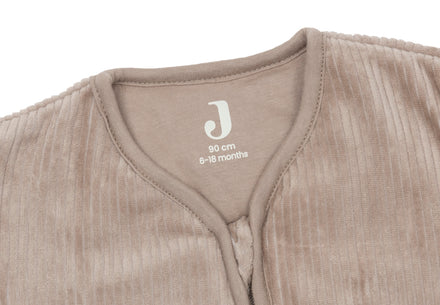 Jollein slaapzak Rib Milky Coffee 90 cm met veilige rits, verkrijgbaar bij De Gele Flamingo.