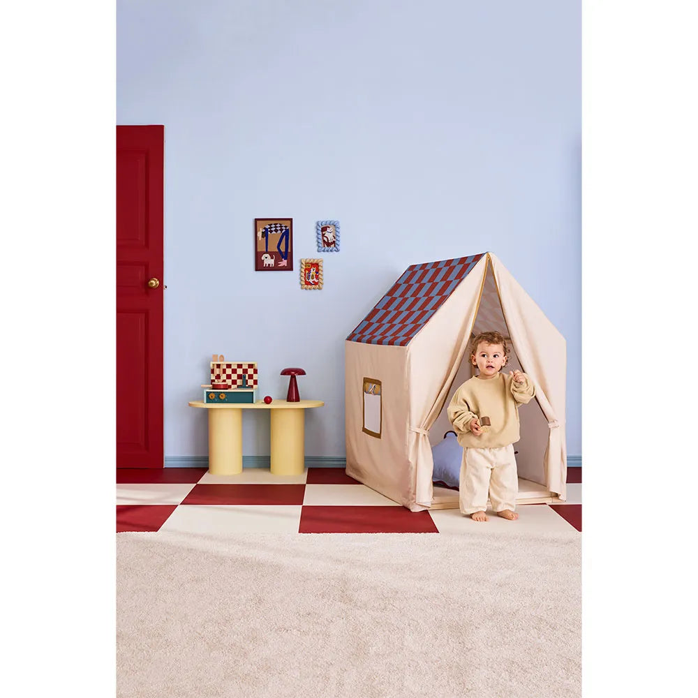 Kid's Concept speelhuisje naturel met geblokt dak in de kinderkamer