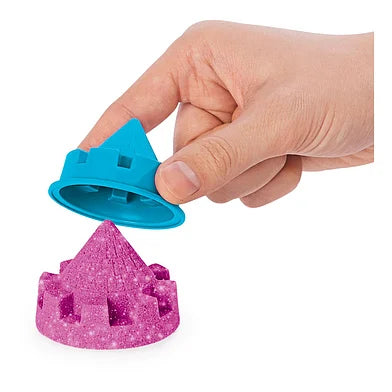 Het roze Kinetic Sand met glinstereffect van dichtbij, sensorisch speelzand van De Gele Flamingo