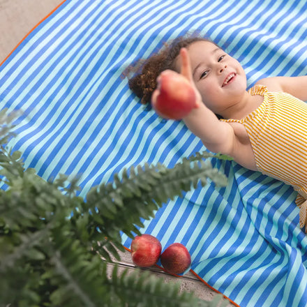 Quut Play Towel Strandhanddoek Extra Large | On The Road Blauw 180x180 cm