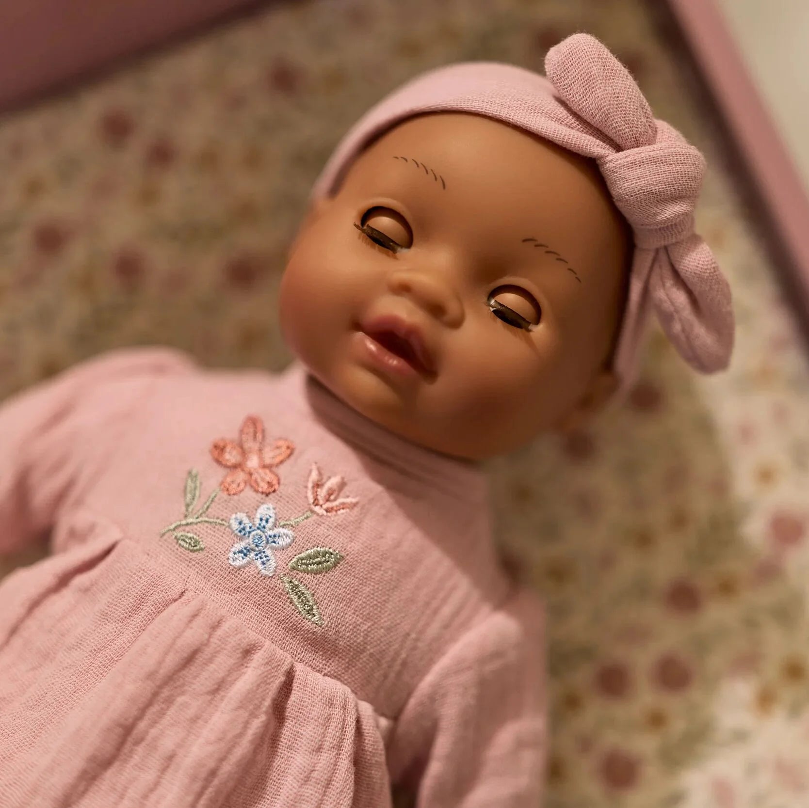 Little Dutch babypop Yara van 26 cm in lichtroze pakje met bijpassende haarband, De Gele Flamingo