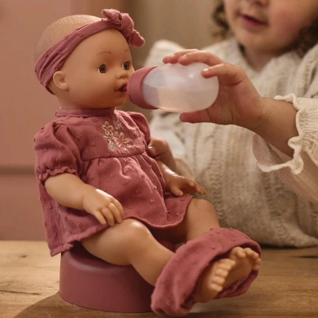 Little Dutch plaspop Livia in roze outfit met potje, flesje en speentje, bij De Gele Flamingo