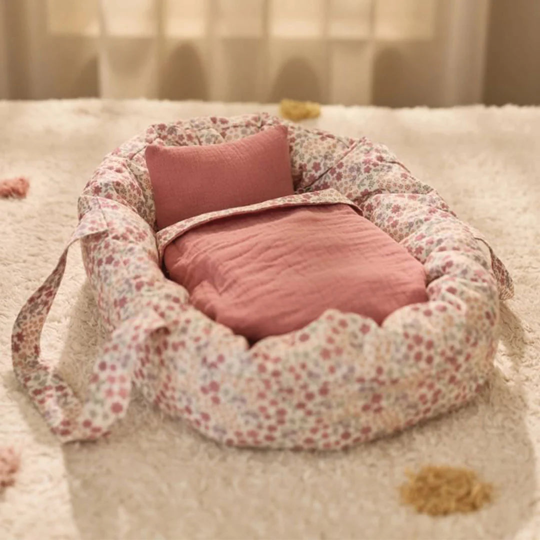 Little Dutch poppenreiswieg met twee handige draaghengsels voor pop of knuffel, De Gele Flamingo