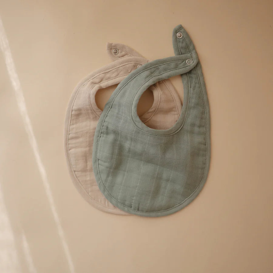 Mushie Muslin Bib Slab 2-Pack | Roman Green/Fog