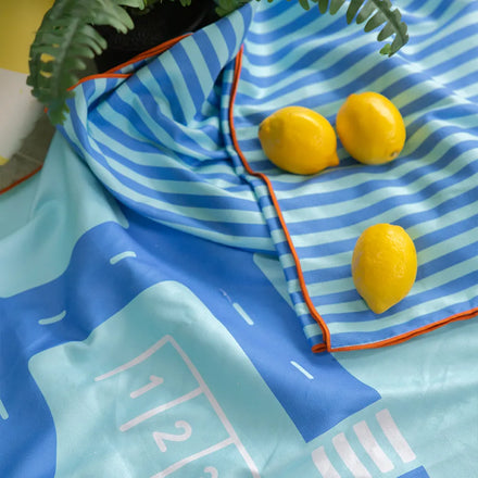 Quut Play Towel Strandhanddoek Extra Large | On The Road Blauw 180x180 cm