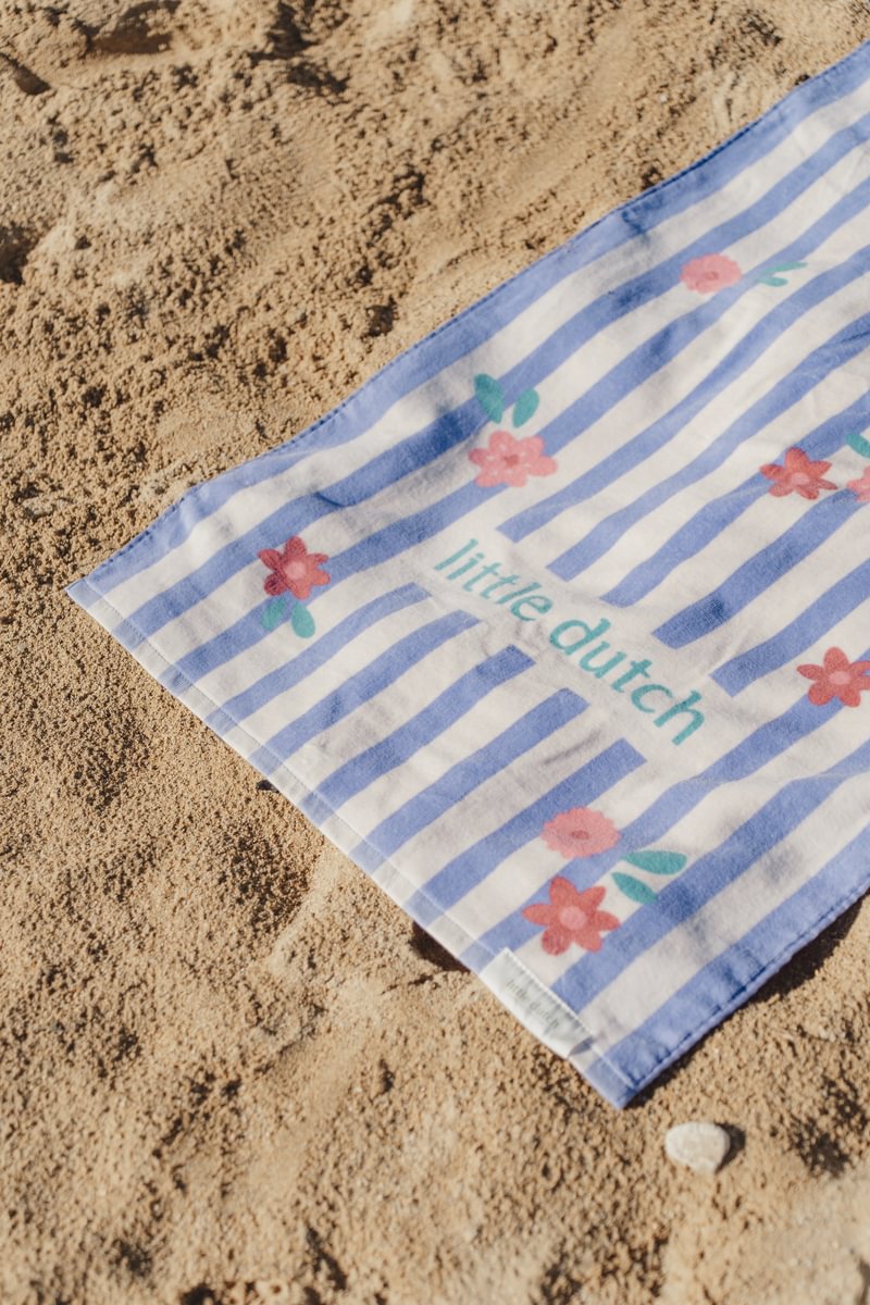 Little Dutch strandhanddoek met paarse strepen, royale afmetingen voor kleine waterliefhebbers, De Gele Flamingo.