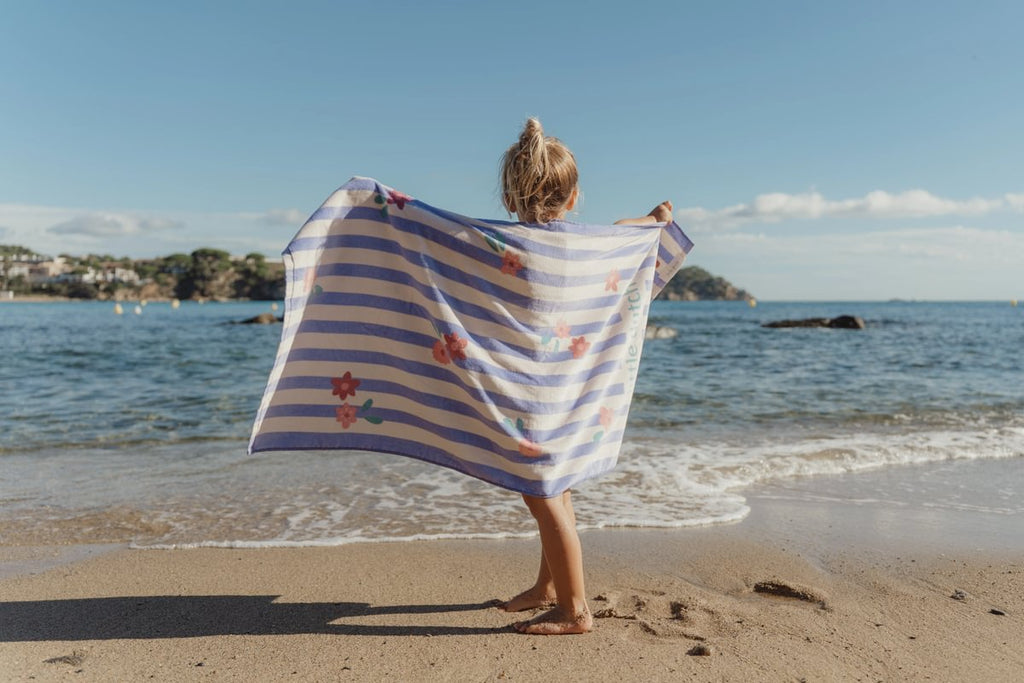 Dreamy Purple Stripe handdoek van Little Dutch, zacht en ideaal voor een dagje strand, De Gele Flamingo.