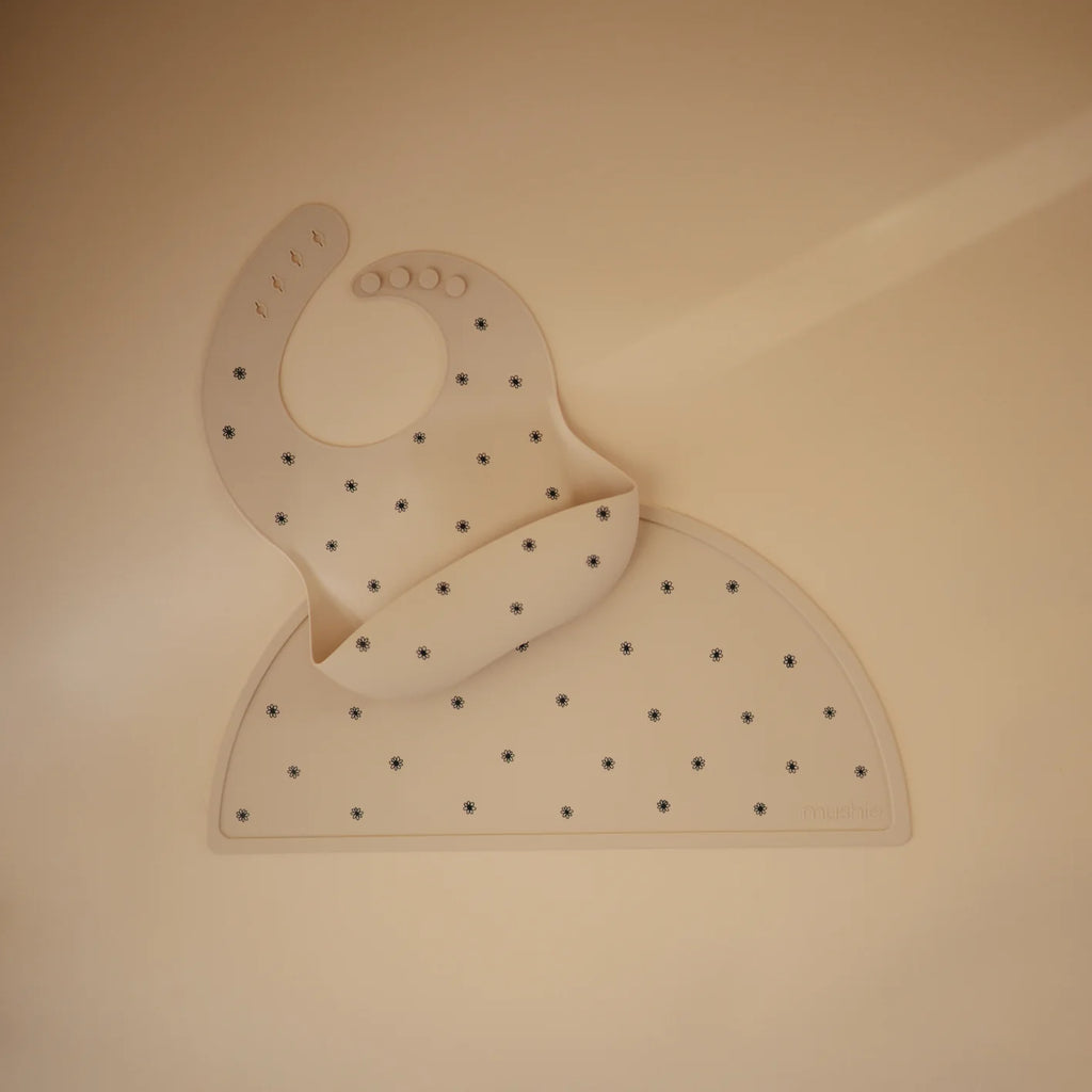 Mushie Bibs Siliconen Slab | Black Daisy