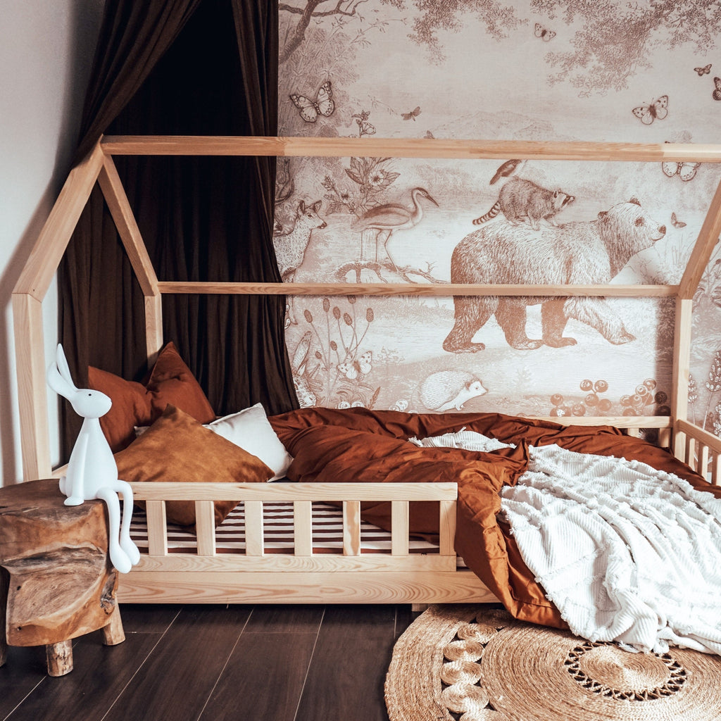 Bedhuisje vloerbed met lage instap in een kinderkamer
