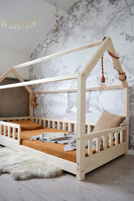 Kinderbed huisje van De Gele Flamingo met lattenbodem