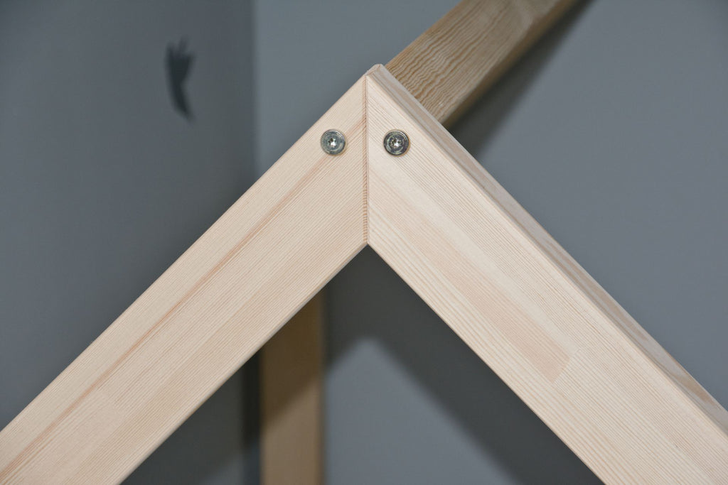 Bedhuisje in kinderkamer met beddengoed