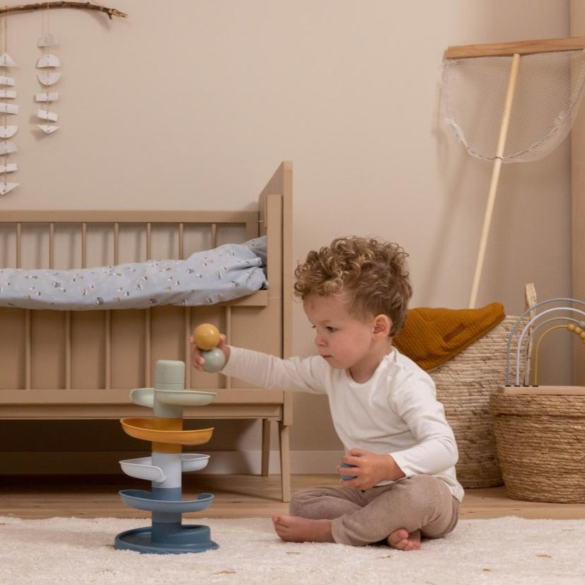 Little Dutch spiraaltoren blauw, peuter speelt in de slaapkamer