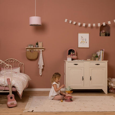 Little Dutch spiraaltoren pink, kind speelt in een roze kinderkamer