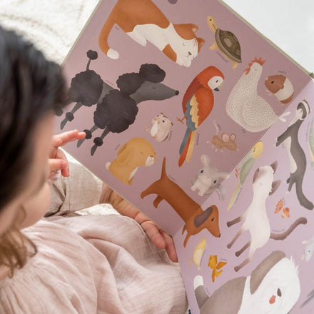 Little Dutch voorleesboek Mijn Eerste Dierenboek, kind wijst naar de dieren