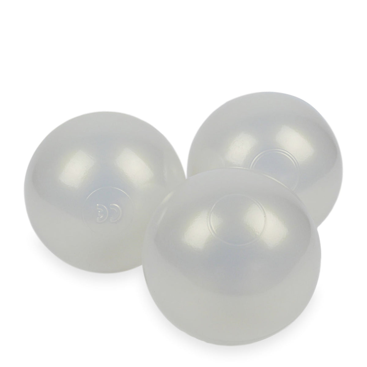 Moje set ballen met parelmoer mermaid-effect voor het ballenbad, op witte achtergrond