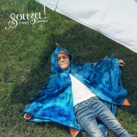 Kind in blauwe Souza drakencape met vleugels, verkleedkostuum draak