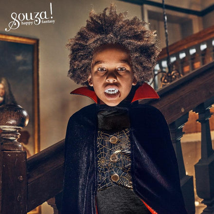 Kind in Souza Dracula cape, detailfoto van het Halloween verkleedkostuum