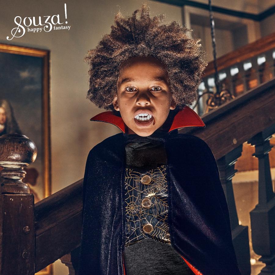 Kind in Souza Dracula cape, detailfoto van het Halloween verkleedkostuum