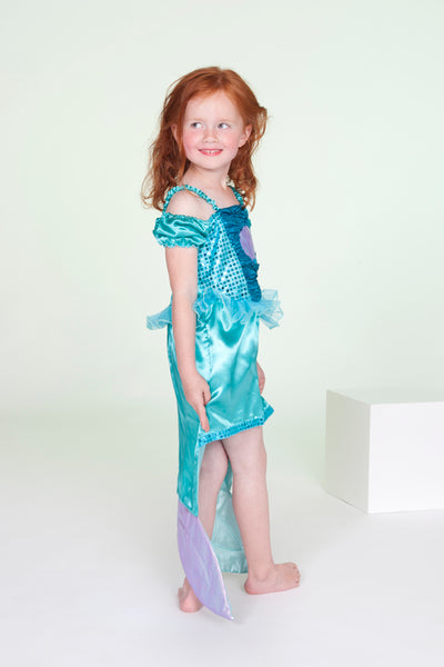Detailfoto van de glinsterende lila en aqua details van het Souza Marina zeemeerminjurkje