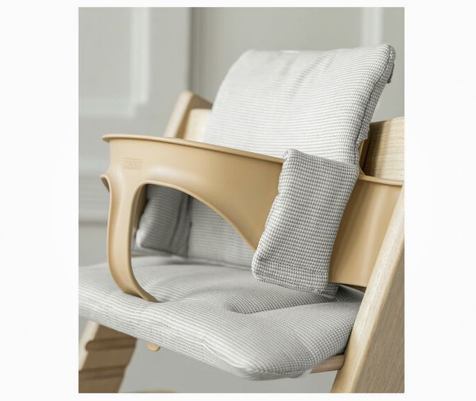 Stokke Tripp Trapp Classic Cushion Nordic Grey op naturel stoel met Baby Set