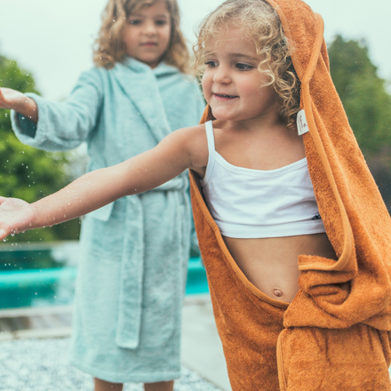 Timboo XL badcape bamboe Daisy White, sfeerbeeld kinderen in badcapes aan het zwembad