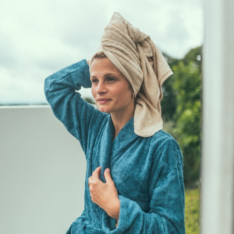 Timboo extra grote handdoek bamboe Savannah Sand, sfeerbeeld vrouw met een handdoek als tulband