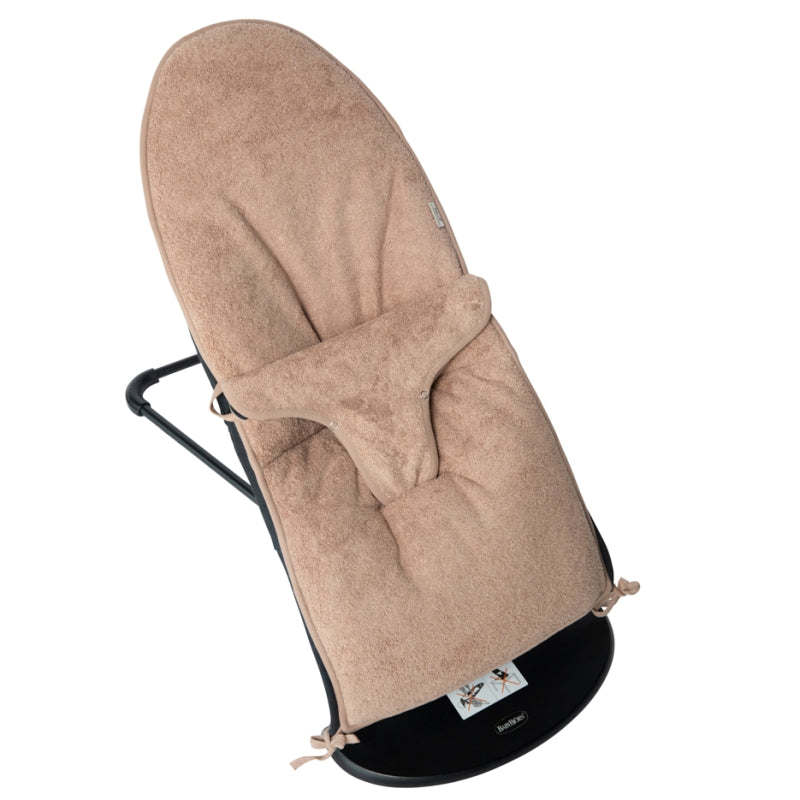 Timboo wipstoelhoes bamboe voor BabyBjörn Savannah Sand, gemonteerd op de wipstoel