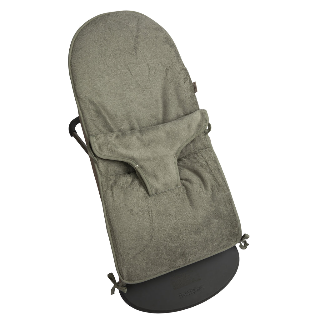 Timboo wipstoelhoes Whisper Green, bamboe hoes over een BabyBjörn wipstoel