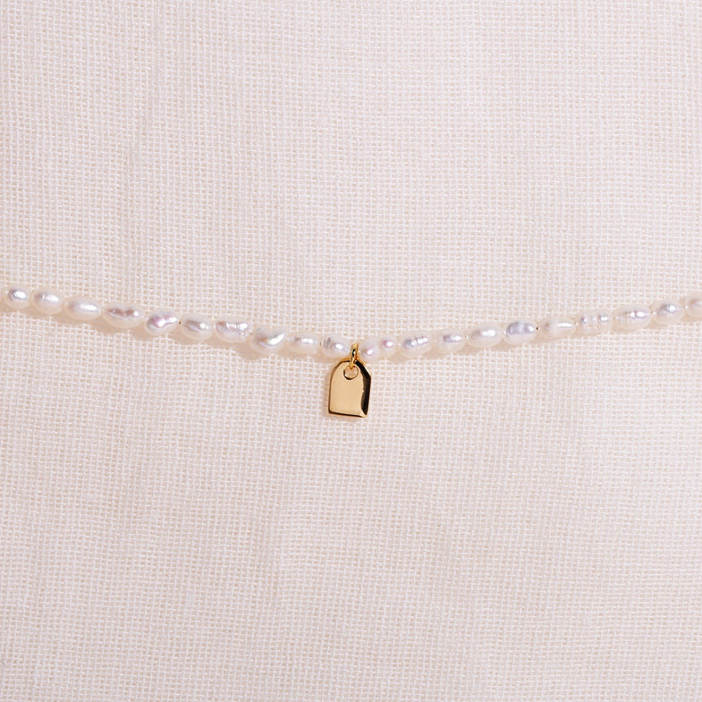 Galore Gepersonaliseerde Armband Pearl & Tag | Gold Petite