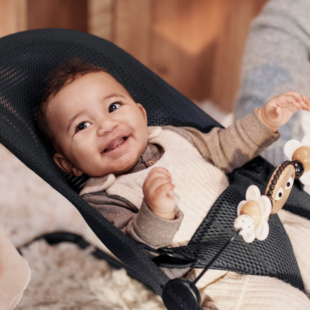 Babybjörn wipstoeltje relax speeltjes Speelboog - Ondeugende oogjes Black & White