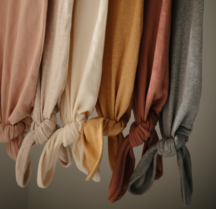 Mushie Baby Gown Ribbed Knotted | Cedar