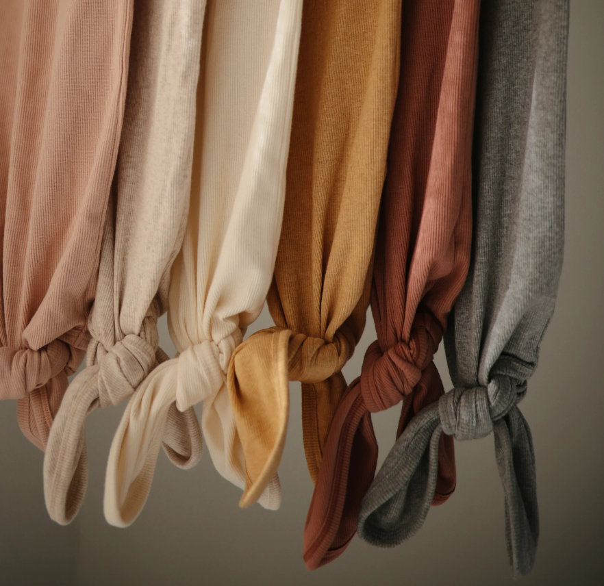 Mushie Baby Gown Ribbed Knotted | Cedar